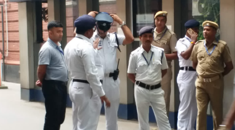 বেস্ট কলকাতা নিউজ : দুর্গোৎসবে কলকাতার নিরাপত্তার দায়িত্বে মোতায়েন থাকবে ১০ হাজার পুলিশকর্মী, ফ্রন্টলাইনে থাকবে না সিভিক ভলান্টিয়ার