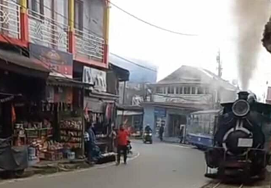 বেস্ট কলকাতা নিউজ : আর বেশি দেরি নেই , পুজোর আগে আরো সাজিয়ে তোলা হচ্ছে টয় ট্রেনকে
