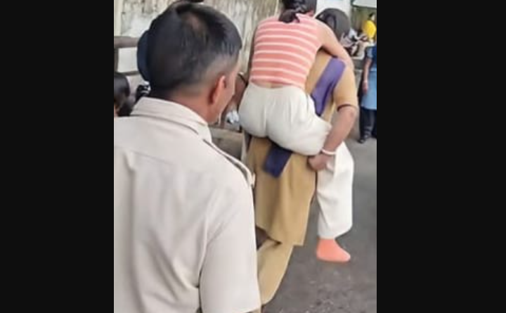 বেস্ট কলকাতা নিউজ : জলপাইগুড়িতে মানবিকতার দৃষ্টান্ত স্থাপন করলো এক মহিলা পুলিশ