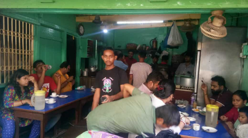 বেস্ট কলকাতা নিউজ : মহালয়ার দিন রেকর্ড ভীড় চোখে পড়লো শিলিগুড়ির নেতাজি কেবিনে