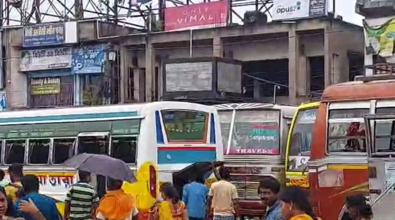 বেস্ট কলকাতা নিউজ : জোর জুলুম করে চাঁদা তুললে বন্ধ করে দেওয়া হবে বাস পরিষেবা! এক চরম হুঁশিয়ারি বাস ওনার্স অ্যাসোসিয়েশনের