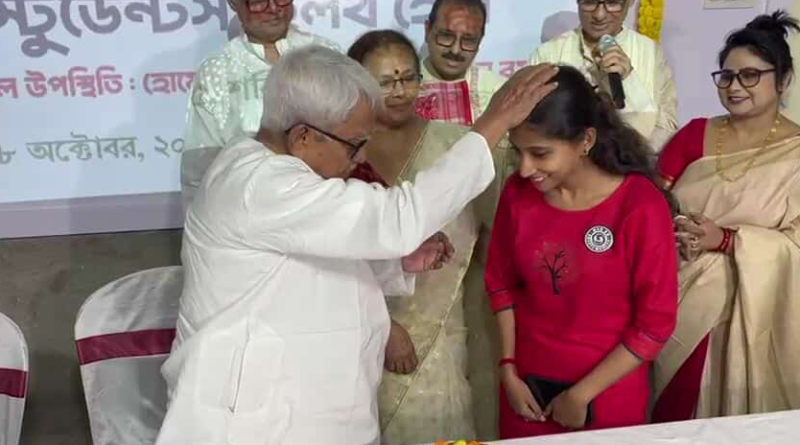 বেস্ট কলকাতা নিউজ : রাজ্যজুড়ে বেরে চলা একের পর এক নারী নির্যাতনের ঘটনার প্রতিবাদে বোন ফোঁটার আয়োজন করলো বাম নেতৃত্ব