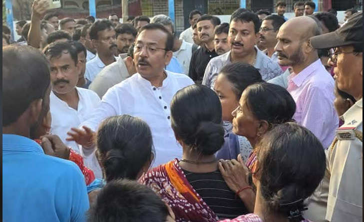 বেস্ট কলকাতা নিউজ : মমতা বন্দ্যোপাধ্যায়ের নির্দেশে বিপর্যস্ত উত্তরবঙ্গের দুর্গত মানুষদের পাশে দাঁড়ালেন মন্ত্রী শ্রী অরূপ বিশ্বাস