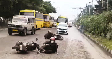 বেস্ট কলকাতা নিউজ : নিউটাউনের বিশ্ববাংলা সরণিতে মাটির প্রলেপ, পরপর পড়ল বাইক, জল দিয়ে রাস্তা সাফ করল হিডকো