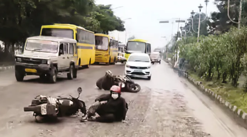 বেস্ট কলকাতা নিউজ : নিউটাউনের বিশ্ববাংলা সরণিতে মাটির প্রলেপ, পরপর পড়ল বাইক, জল দিয়ে রাস্তা সাফ করল হিডকো