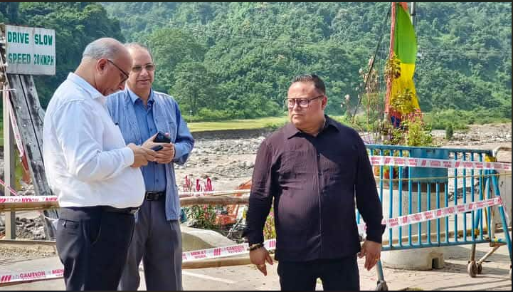 বেস্ট কলকাতা নিউজ : বন্যায় ক্ষতিগ্রস্ত ব্রীজ ও দুধিয়া এলাকা পরিদর্শন করলেন মুখ্য সচিব এবং GTA চিফ এক্সিকিউটিভ অনিত থাপা