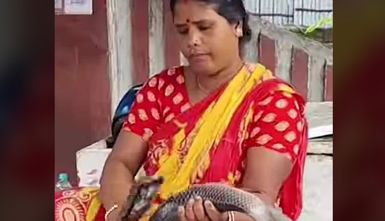 বেস্ট কলকাতা নিউজ : ৩০ টাকার লটারি কেটে কোটিপতি হলেন ফুলবাড়ীর মাছ বিক্রেতা এই মহিলা