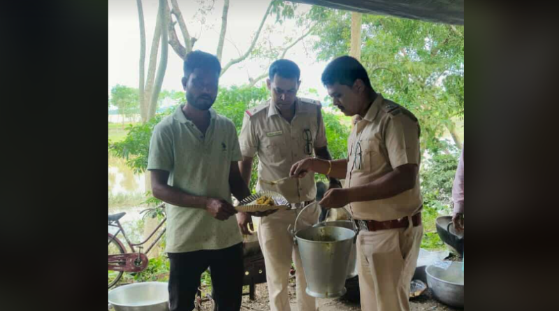 বেস্ট কলকাতা নিউজ : জলপাইগুড়ি পুলিশের অক্লান্ত পরিশ্রমে কিছুটা উন্নতি হল বন্যা আক্রান্ত মানুষজনের