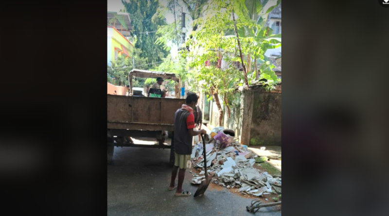 বেস্ট কলকাতা নিউজ : শিলিগুড়ি পুরসভার তরফ থেকে বর্জ্য পদার্থ অপসারণ এর কাজ চলছে উৎসবের মরশুমে