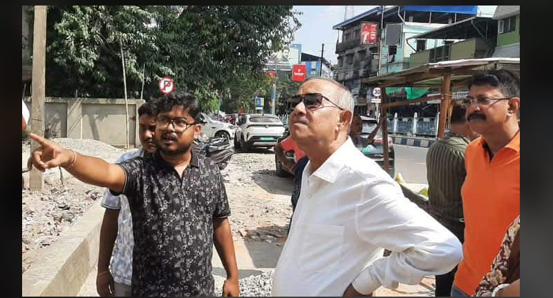 শিলিগুড়িতে চলছে 'ভারত ছাড়ো' আন্দোলনের স্বারক স্টম্ভের নির্মানকাজ , পরিস্থিতি খতিয়ে দেখতে পরিদর্শনে এলেন মেয়র গৌতম দেব