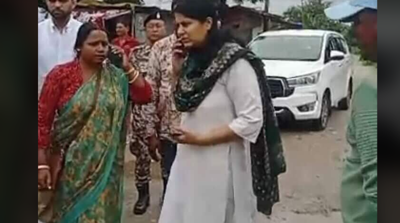 বেস্ট কলকাতা নিউজ : উত্তর বঙ্গের দুর্গত এলাকা পরিদর্শনে এসে বন্যা প্রভাবিত এলাকায় ত্রাণ বিলি করলেন দার্জিলিং এর ডিএম