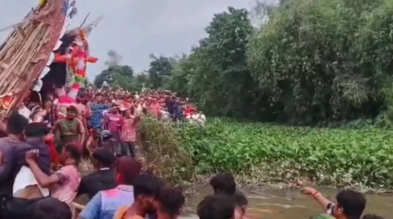 বেস্ট কলকাতা নিউজ : দশমীর বিদায়বেলায় সামনে এলো এক সম্প্রীতির নজির , দুর্গাকে আলো দেখালেন স্থানীয় ইসলাম ধর্মাবলম্বী মানুষরা