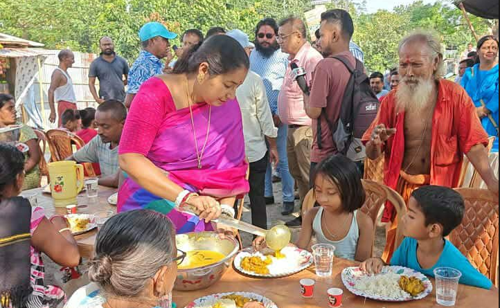 বেস্ট কলকাতা নিউজ : কাওয়াখালী নিমতলায় বন্যায় ক্ষতিগ্রস্তদের জন্য আহারের ব্যবস্থা দার্জিলিং জেলা তৃণমূল কংগ্রেস এর তরফ থেকে