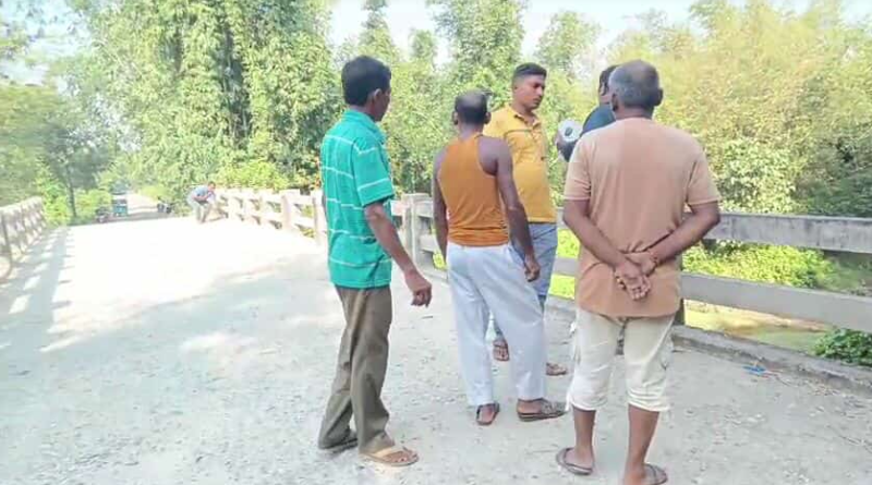 বেস্ট কলকাতা নিউজ : কোচবিহার জেলার মেখলিগঞ্জ মহকুমার উচ্ছলপুকুরি এলাকায় গত এক দশক ধরে বিপদজনক ভাবে দাঁড়িয়ে আছে টিকাভিজা ব্রিজ