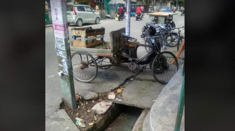 বেস্ট কলকাতা নিউজ : পার্কিং সমস্যায় চরম জেরবার শহর শিলিগুড়ি, অথচ রাস্তার উপরে ভ্যান রাখতে কোনো দ্বিধাবোধ করছেন না সাধারণ মানুষ