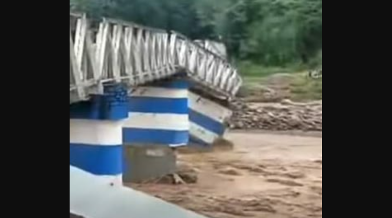 বেস্ট কলকাতা নিউজ : অনির্দিষ্টকালের জন্য বন্ধ হল শিলিগুড়ি-মিরিক সংযোগকারী রাস্তা, প্রবল বৃষ্টিতে ভেঙে পড়ল দুধিয়া সেতু