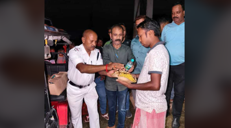বেস্ট কলকাতা নিউজ : শিলিগুড়ি মেট্রোপোলিটন পুলিশ এর তরফ থেকে কমিউনিটি কিচেন তৈরী করে খাবার বিতরণ করা হল দুস্থ ও অসহায় মানুষের মধ্যে