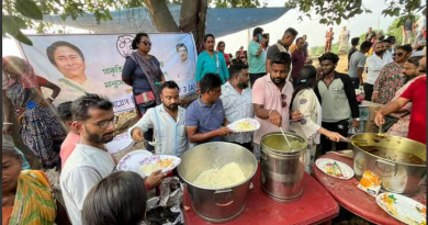 বেস্ট কলকাতা নিউজ : বন্যার্তদের জন্য খাবার বিতরণ করা হল শিলিগুড়ি টাউন টু তৃণমূল কংগ্রেসের তরফ থেকে