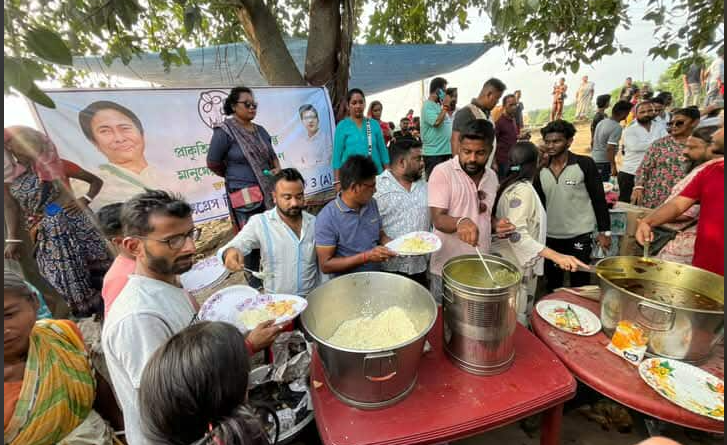 বেস্ট কলকাতা নিউজ : বন্যার্তদের জন্য খাবার বিতরণ করা হল শিলিগুড়ি টাউন টু তৃণমূল কংগ্রেসের তরফ থেকে