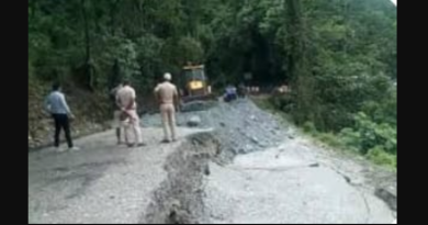 বেস্ট কলকাতা নিউজ : মেরামতির ৪৮ ঘণ্টার মধ্য আবার ফের ধস নামলো জাতীয় সড়কে, চরম সমস্যায় পড়ল নিত্যযাত্রীরা