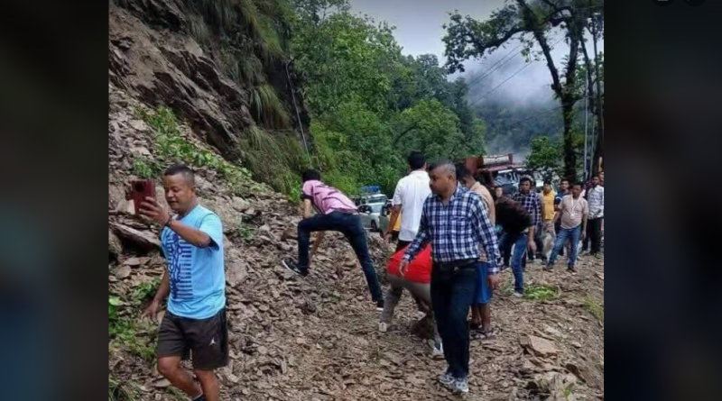 বেস্ট কলকাতা নিউজ : লাগাতার বৃষ্টি দার্জিলিঙে, চরম অসুবিধার সম্মুখীন হলেন পর্যটকরা