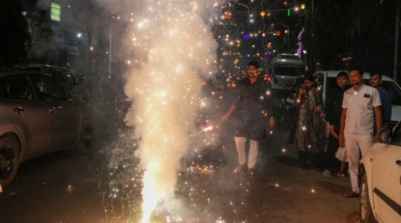 বেস্ট কলকাতা নিউজ : দীপাবলিতে কলকাতার বাতাসে বিষ ছড়ালো আতশবাজির ধোঁয়ায় , চরম বিপজ্জনক পরিস্থিতি শহর হাওড়াতেও