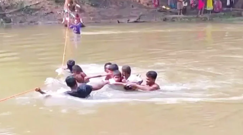 বেস্ট কলকাতা নিউজ : সেতু নেই ওড়িশার এই আদিবাসী গ্রামে, নদী পেরতে গ্রামবাসীদের একমাত্র ভরসা দড়ি