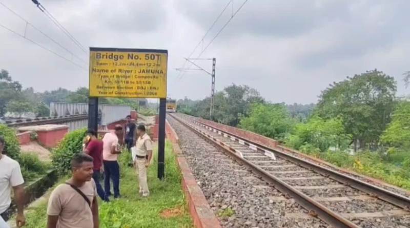বেস্ট কলকাতা নিউজ : গলায় পেঁচানো রয়েছে বেল্ট, যুবকের রক্তাক্ত-ক্ষতবিক্ষত মৃতদেহ দেহ উদ্ধার হল রেললাইনের ধার থেকে