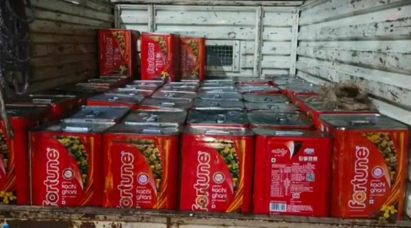 বেস্ট কলকাতা নিউজ : নকল সরষের তেল বিক্রি হচ্ছিল নামী কোম্পানির টিনের মধ্যে, জড়িতদের আটক করে তেলের টিন বাজেয়াপ্ত করল পুলিশ