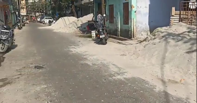 বেস্ট কলকাতা নিউজ : রাস্তার ধারে পড়ে আছে বালি, চরম নাজেহাল শহর শিলিগুড়ির পথ চলতি স্থানীয় বাসিন্দারা