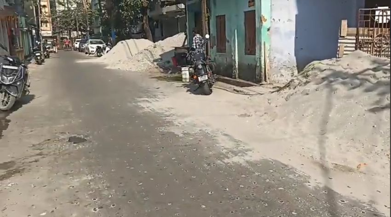 বেস্ট কলকাতা নিউজ : রাস্তার ধারে পড়ে আছে বালি, চরম নাজেহাল শহর শিলিগুড়ির পথ চলতি স্থানীয় বাসিন্দারা