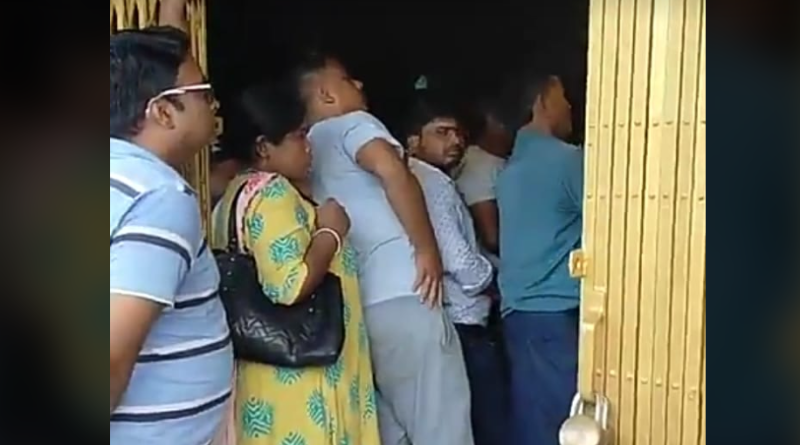 বেস্ট কলকাতা নিউজ : শিব মন্দিরে গ্রাহক সেজে হানা, সোনার দোকান থেকে ১০ লক্ষ টাকার জিনিস নিয়ে চম্পট দিল দুষ্কৃতীরা