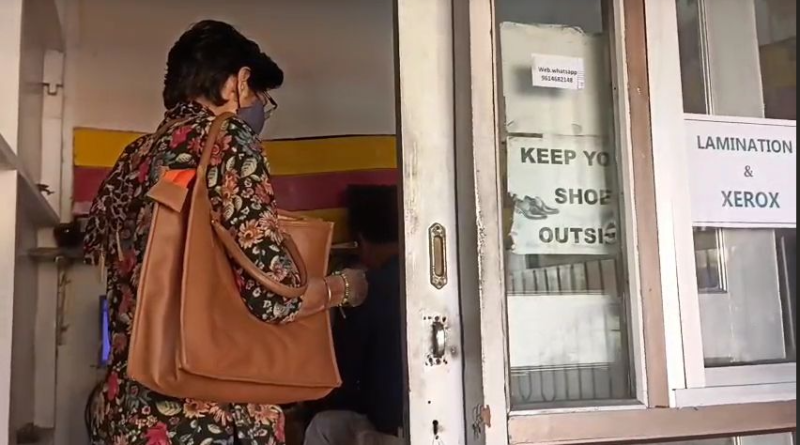 বেস্ট কলকাতা নিউজ : অনলাইনে এস আই আরের আবেদন পত্র জমা করতে সকাল থেকেই সাধারণ মানুষের ভিড় পড়ছে সাইবার ক্যাফেতে