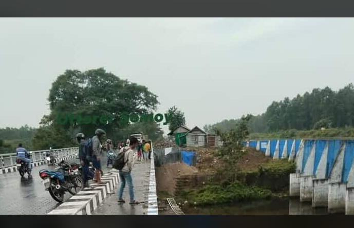 বেস্ট কলকাতা নিউজ : ভেঙে পড়লো গজলডোবা যাবার করতোয়া সেতু, এলাকা জুড়ে সৃষ্টি হল তীব্র যানজট পরিস্থিতি