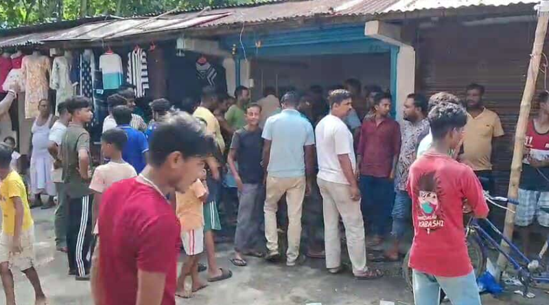 বেস্ট কলকাতা নিউজ : দিনের বেলায় দোকান থেকে সোনা-রুপোর অলংকার সহ ব্যাগ চুরি হয়ে গেলো জনবহুল বাজারে