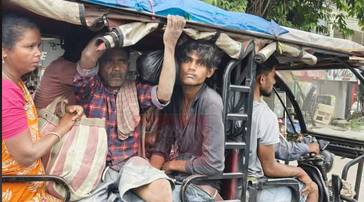 বেস্ট কলকাতা নিউজ : শহর শিলিগুড়িতে একটি টোটোর মধ্যে বসছেন ৮ থেকে ১০ জন, সম্পূর্ণ নির্বাক প্রশাসন