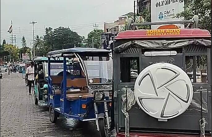 বেস্ট কলকাতা নিউজ : নাম্বার প্লেট ছাড়া টোটো নিয়ে এক জোর তুমুল বিতর্ক চলছে শহর শিলিগুড়িতে