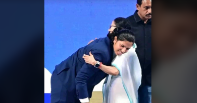 বেস্ট কলকাতা নিউজ : রিচাকে জড়িয়ে ধরলেন মুখ্যমন্ত্রী, সংবর্ধনা দিয়ে জানালেন তুমি বাংলার গর্ব দেশের গর্ব