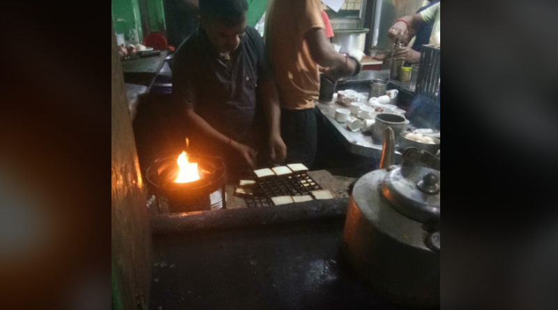 বেস্ট কলকাতা নিউজ : আধুনিক যুগে আজও সম্পূর্ণ পুরাতন পদ্ধতিতে তৈরি হচ্ছে চা, আর এখানেই নেতাজি কেবিন মাত করছে সবাইকে