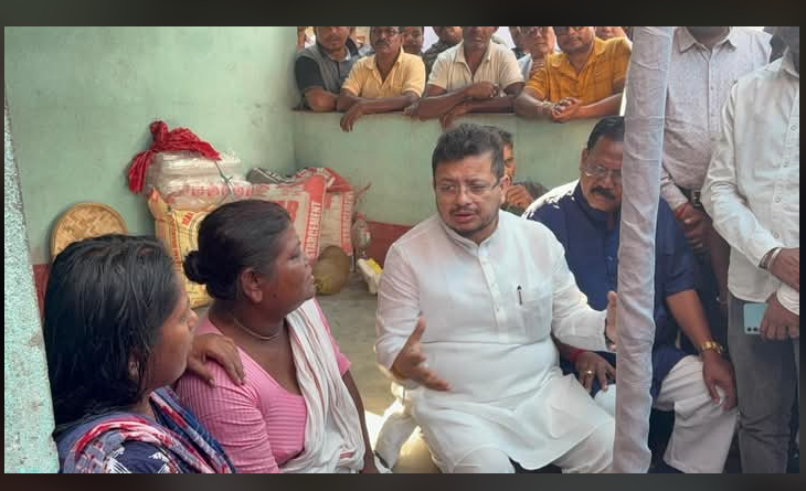 বেস্ট কলকাতা নিউজ : 'SIR' আতঙ্কে' আত্মঘাতী ভুবনচন্দ্রের বাড়িতে এলেন তৃণমূল শ্রমিক সংগঠনের রাজ্য সভাপতি ঋতব্রত বন্দ্যোপাধ্যায়, বার্তা দিলেন 'SIR' নিয়ে আতংকিত না হওয়ার