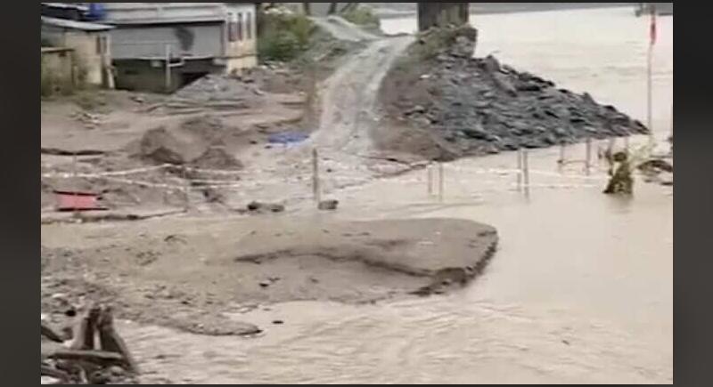 বেস্ট কলকাতা নিউজ : পাহাড়ে অবিরাম বৃষ্টির ফলে বাড়ছে তিস্তা নদীর জল, চিন্তা বাড়ছে স্থানীয় বাসিন্দাদের মধ্যে