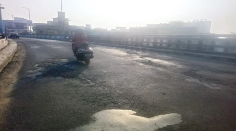 বেস্ট কলকাতা নিউজ : নাগেরবাজার উড়ালপুলে খানাখন্দ, বাইক দুর্ঘটনায় দুই যুবকের মৃত্যু, সংস্কারের দাবি জানালেন নিত্যযাত্রীরা