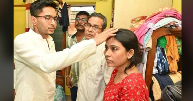 বেস্ট কলকাতা নিউজ : পানিহাটিতে NRC আর SIR আতঙ্কে আত্মঘাতী প্রদীপ করের বাড়িতে এলেন অভিষেক বন্দ্যোপাধ্যায়, সমবেদনা জানিয়ে দাঁড়ালেন পরিবারের পাশে