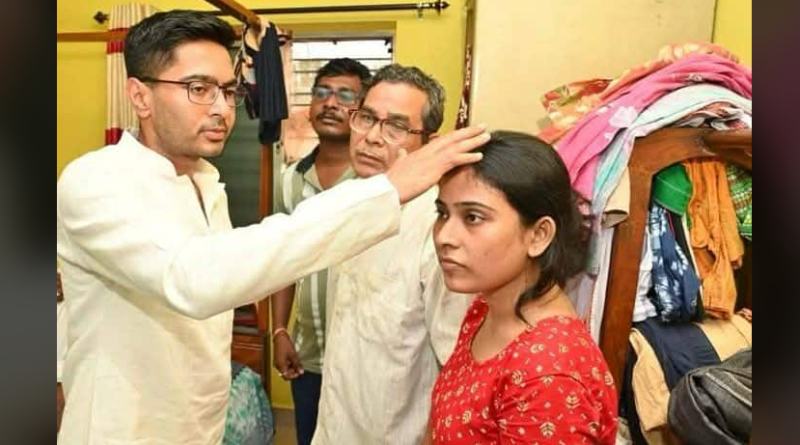 বেস্ট কলকাতা নিউজ : পানিহাটিতে NRC আর SIR আতঙ্কে আত্মঘাতী প্রদীপ করের বাড়িতে এলেন অভিষেক বন্দ্যোপাধ্যায়, সমবেদনা জানিয়ে দাঁড়ালেন পরিবারের পাশে