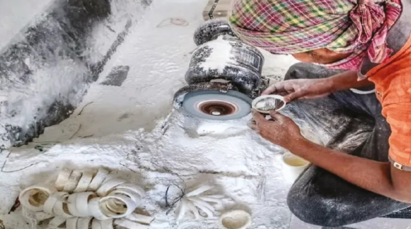 বেস্ট কলকাতা নিউজ : বিপুল পরিমানে সোনার দাম বাড়ায় বিয়ের মরশুমে বিক্রি নিয়ে চিন্তিত শাঁখা কারবারিরা