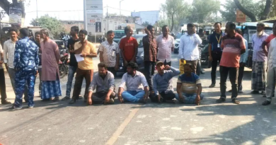 বেস্ট কলকাতা নিউজ : ধান ক্রয় কেন্দ্রে কুইন্টাল প্রতি প্রায় ১০ কেজি ধলতা চাওয়ার অভিযোগ, প্রতিবাদ জানিয়ে হেমতাবাদে রাজ্যসড়ক অবরোধ করলো স্থানীয় কৃষকরা