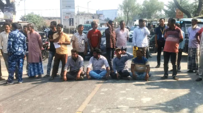 বেস্ট কলকাতা নিউজ : ধান ক্রয় কেন্দ্রে কুইন্টাল প্রতি প্রায় ১০ কেজি ধলতা চাওয়ার অভিযোগ, প্রতিবাদ জানিয়ে হেমতাবাদে রাজ্যসড়ক অবরোধ করলো স্থানীয় কৃষকরা