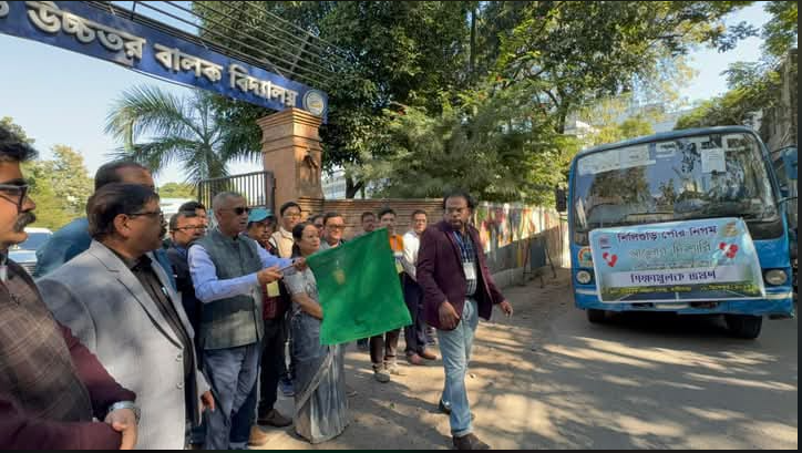 বেস্ট কলকাতা নিউজ : আলোর দিশারীতে এলেন মেয়র গৌতম দেব, সময় কাটালেন ছাত্র-ছাত্রীদের সঙ্গে