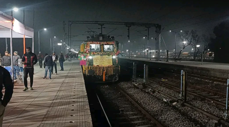 বেস্ট কলকাতা নিউজ : সূচনা হল বালুরঘাট-কলকাতা তেভাগা এক্সপ্রেসের নতুন এলএইচবি কোচের