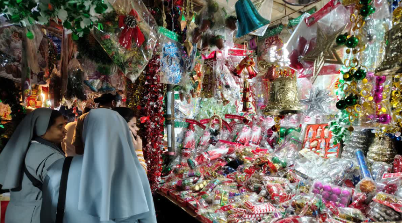 বেস্ট কলকাতা নিউজ : বড়দিনকে স্বাগত জানাতে জোর প্রস্তুতি চলছে শহর কলকাতায় , নিউমার্কেটে তুঙ্গে কেনাকাটায় চূড়ান্ত ব্যস্ততা
